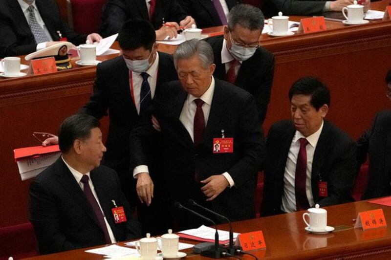 中共前总书记胡锦涛在二十大闭幕会上，被工作人员从大会主席团、习近平的身旁带离会场。（美联社）