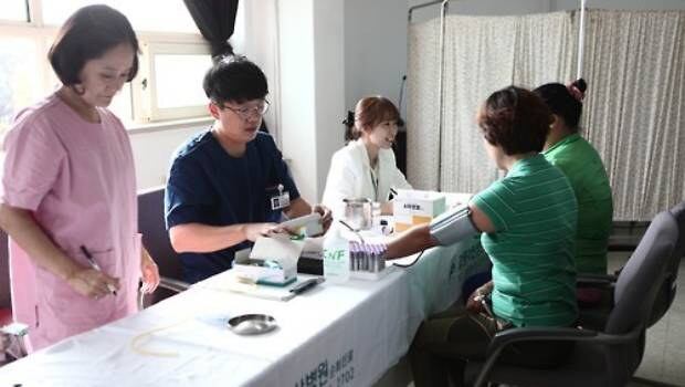 강릉아산병원이 지난 2015년 강릉경찰서와 연계해 경찰수련원에서 북한이탈주민인 새터민의 건강을 위한 무료진료 하는 모습.
