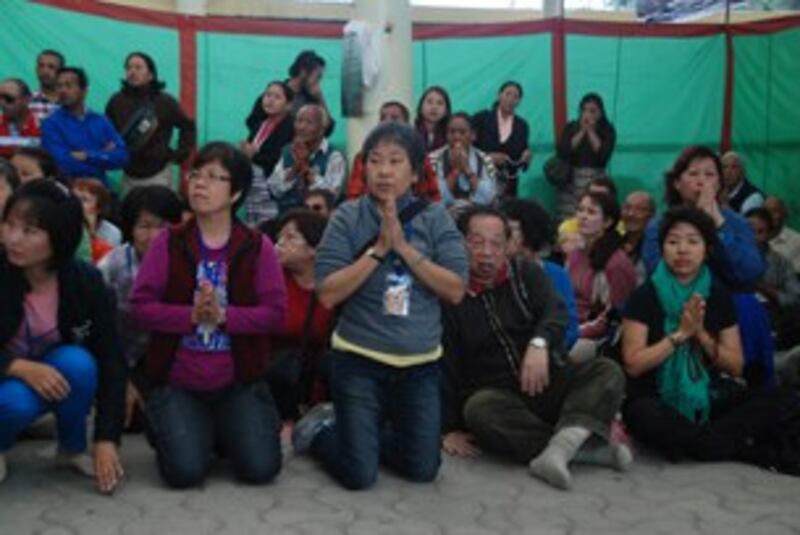 图片:东南亚信徒迎请达赖喇嘛进入大经堂。(记者丹珍拍摄)