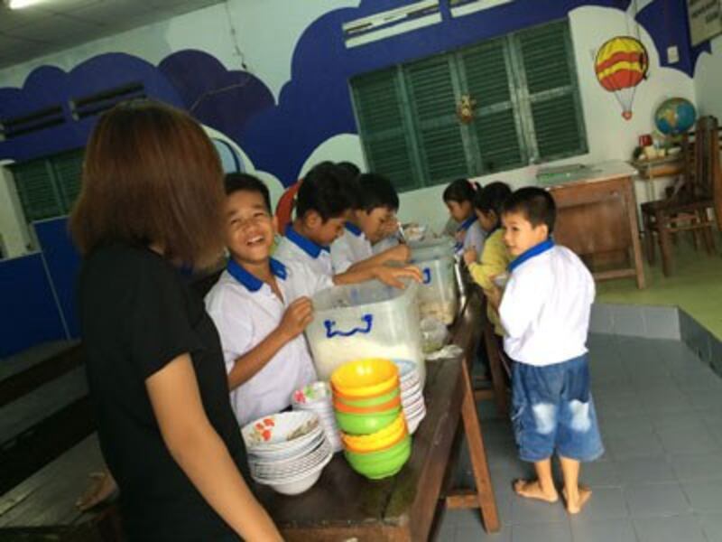 Bữa cơm trưa trong Lớp Học Tình Thương Bà Mười. Hình do cô Mỹ Phượng gửi RFA