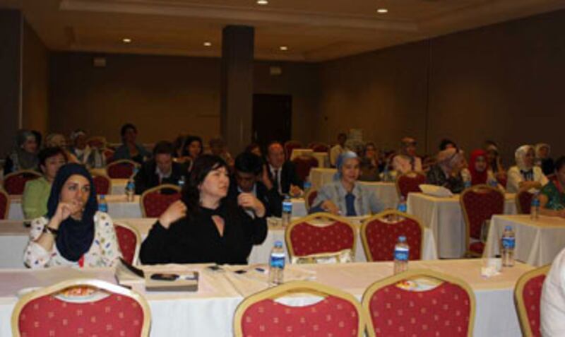 5-نۆۋەتلىك ئۇيغۇر ئاياللىرىنى ئىنسان ھەقلىرى ۋە دېموكراتىيە بىلەن تەربىيىلەش كۇرسىدا ئايال ۋەكىللەر. 2012-يىلى 16-ئىيۇل، تۈركىيە.