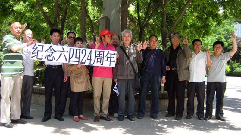 2013年，孫文廣和其他公民在公園舉牌紀念六四24周年。(現場人士攝)
