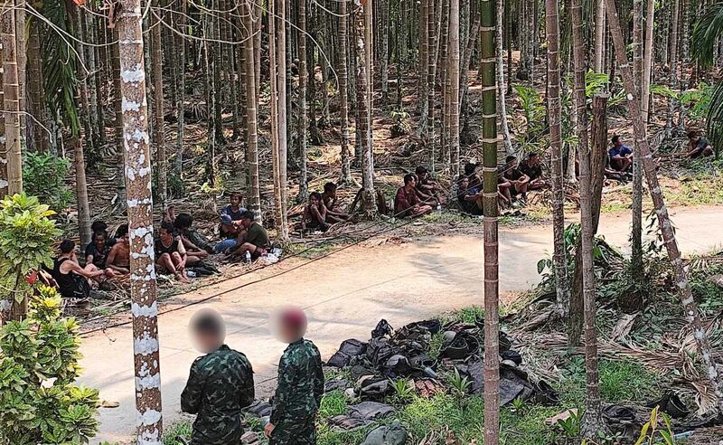 ၂ဝ၂၄ ခုနှစ် မတ်လ ၁၉ ရက်နေ့က ထိုင်းနိုင်ငံဘက်ကို ထွက်ပြေးရောက်ရှိလာကြသော စစ်ကောင်စီတပ်သားတချို့အား တွေ့ရစဉ်။ (Photo : Citizen Journalist)