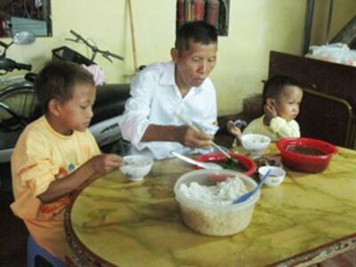 Gia đình ông A-Páo với bữa cơm tuy đạm bạc nhưng hơn rất nhiều cuộc sống trước đây, cả nhà trông chờ vào 5 - 10 nghìn tiền bán củi. Source buudienvietnam