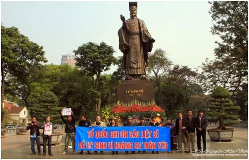 Anh chị em tiếp tục căng băng rôn tưởng niệm những người đã hy sinh vì Tổ Quốc, và sau đó đến Công an Phương, Sở CAHN hiếu nại hành vi cướp phá và gây sự hành hung giữa ban ngày nhưng các lực lượng công an, bảo vệ và An ninh đã đồng lõa. Photo by J.B Nguyễn Hữu Vinh.