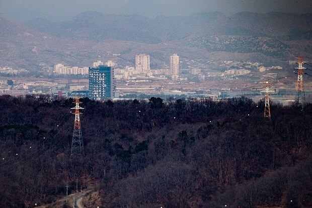 개성공단으로 이어지는 송전탑과 폭파로 훼손된 개성공단지원센터