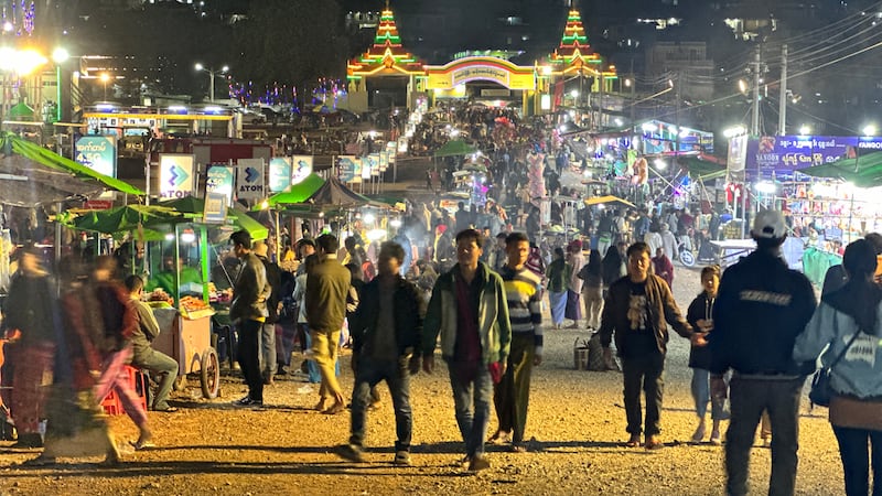 စစ်ကောင်စီ ဦးဆောင်ပြုလုပ်သည့် တောင်ကြီး တန်ဆောင်တိုင်ပွဲတော်အား ၂၀၂၃ ခုနှစ်၊ နိုဝင်ဘာလ ၂၄ နေ့ညက တွေ့ရစဉ်။ (Photo: RFA)