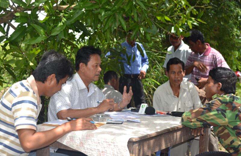 លោក យិន ម៉េងលី (រូប​កណ្តាល) កំពុង​ពន្យល់​ផ្លូវ​ច្បាប់ ដល់​អ្នក​រងគ្រោះ​រឿង​ទិញ​ដី​សម្បទាន​សង្គមកិច្ច ពី​មេឃុំ​បឹងប្រាំង លោក ឈា នី តែ​ពុំ​មាន​ដី​កាន់​កាប់​ជាក់ស្ដែង រូប​ថត​ថ្ងៃ​ទី ១៣ កញ្ញា ២០១៤។ 