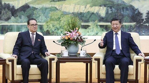 시진핑(習近平) 중국 국가주석(오른쪽)이 지난 6월 1일 베이징 인민대회당에서 리수용 북한 노동당 중앙위원회 부위원장과 면담했다고 관영 신화통신이 보도했다.