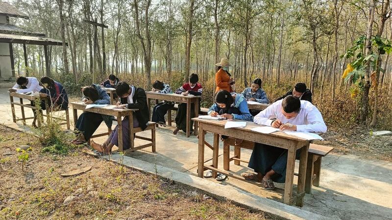 မကွေးတိုင်း၊ ဂန့်ဂေါမြို့နယ်၊ သာလင်းရွာ ဘုန်းတော်ကြီးကျောင်းတွင် ပညာသင်ကြားနေသည့် ကျောင်းသူ၊ ကျောင်းသားများအား ၂၀၂၄ ခုနှစ်၊ မတ်လ ၁၁ ရက်နေ့က တွေ့ရစဉ်။ (Photo: Citizen Journalist)
