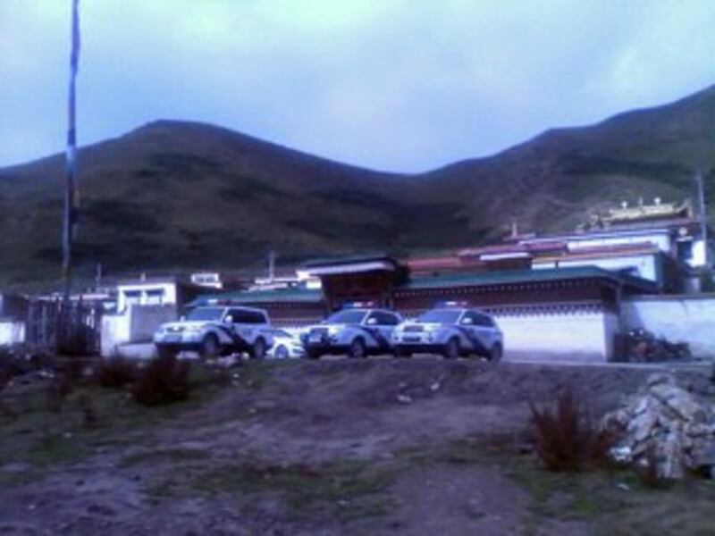 图片:10月7日青海合作市政府有关人员与警方抵达多河寺进行严控。(受访人提供)