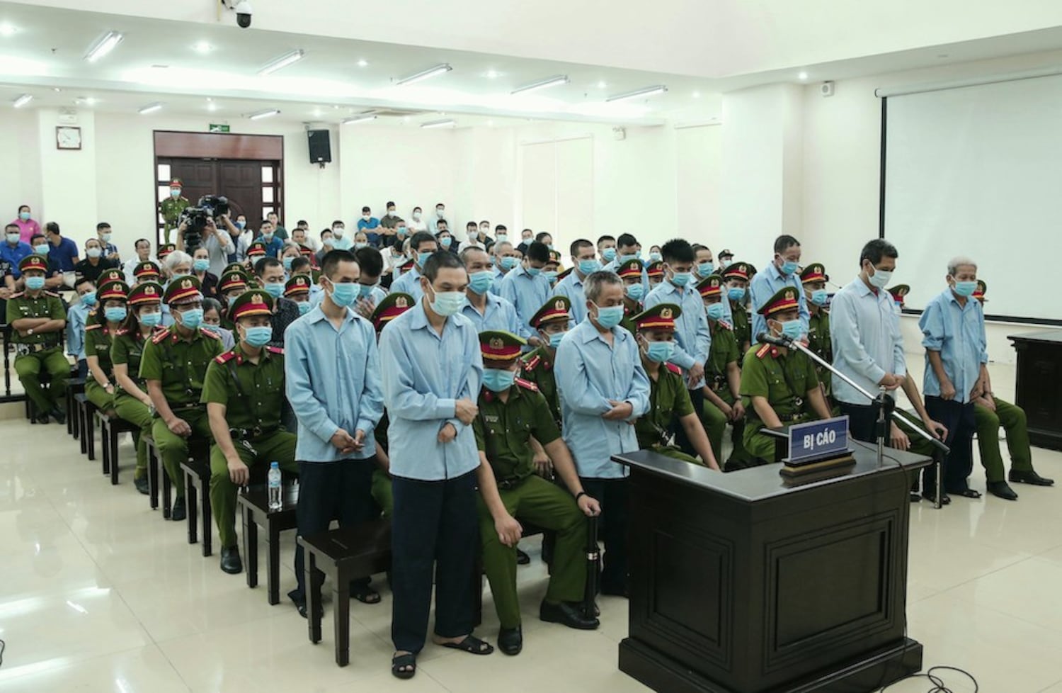 Phiên toà sơ thẩm xử 29 người dân Đồng Tâm ở Hà Nội hôm 14/9/2020. AFP