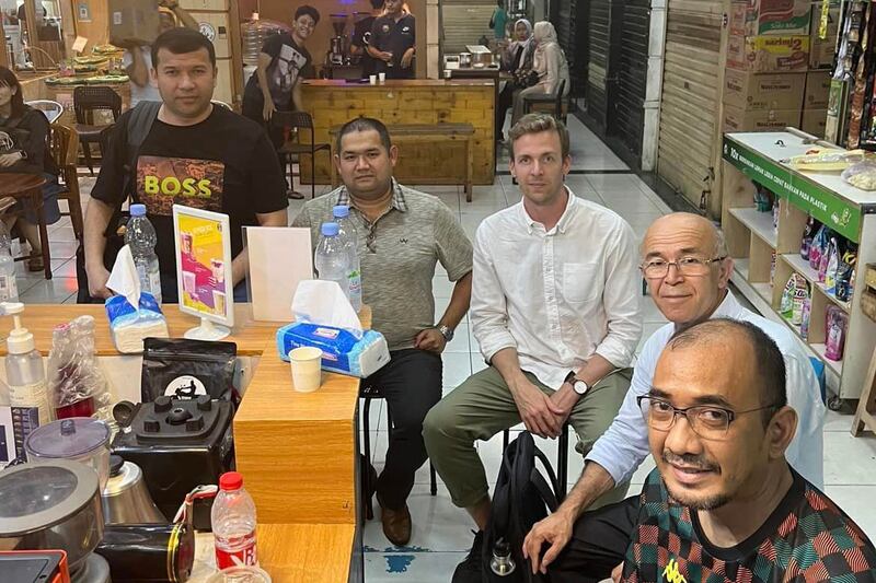 د ئۇ ق بىلەن ئامېرىكىدىكى ئۇيغۇر كىشىلىك ھوقۇق قۇرۇلۇشى خادىملىرىدىن تەركىب تاپقان تۆت كىشىلىك ئۆمەك ھىندونېزىيە ئىسلامىي كىشىلىك ھوقۇق تەشكىلاتىنى زىيارەت قىلدى. 2024-يىلى 3-سېنتەبىر، ھىندونېزىيە.