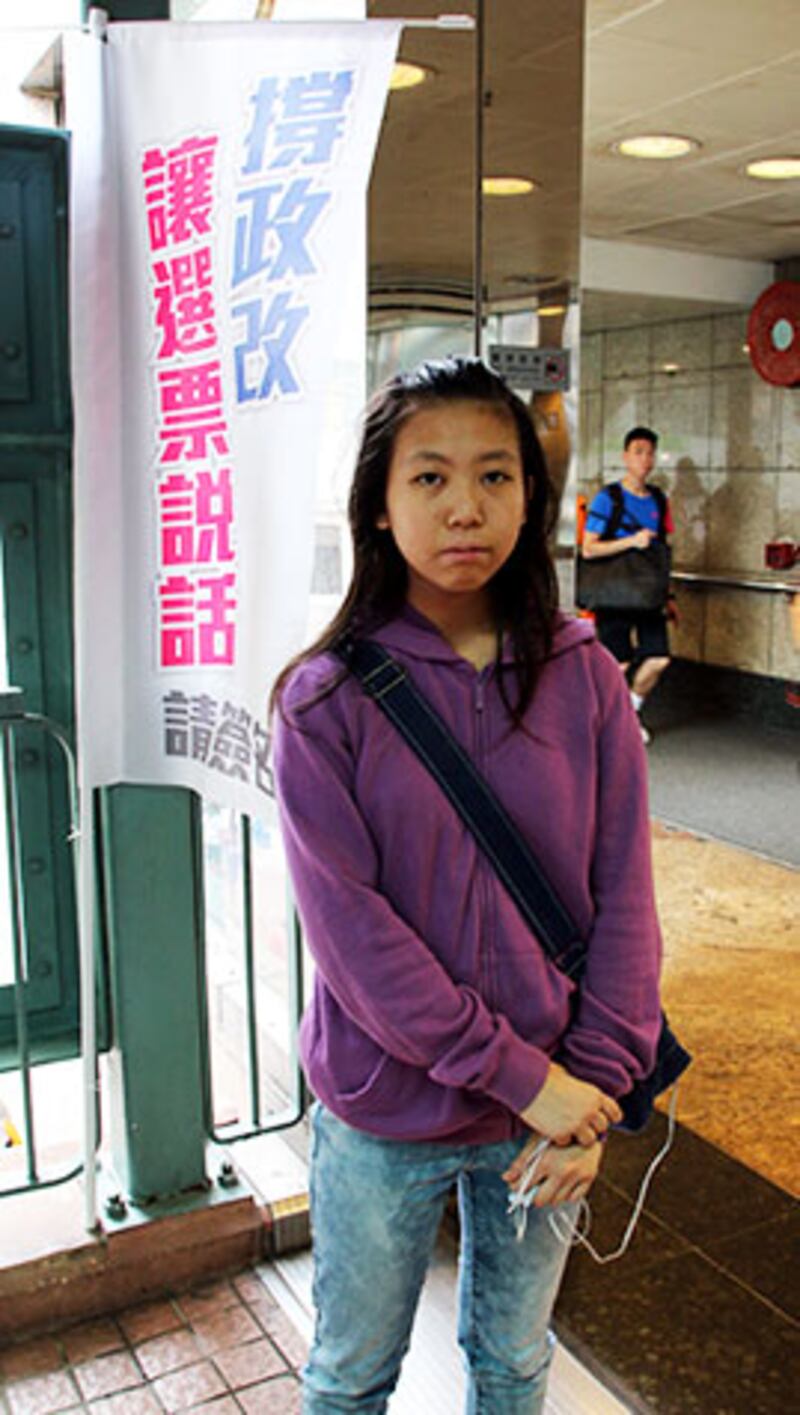 2015年5月9日，劉同學誤以為是反對政改“袋住先”的簽名活動。(粵語組文宇晴 攝)