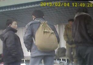 북한 주민들이 시장에서 이야기를 나누고 있다.
