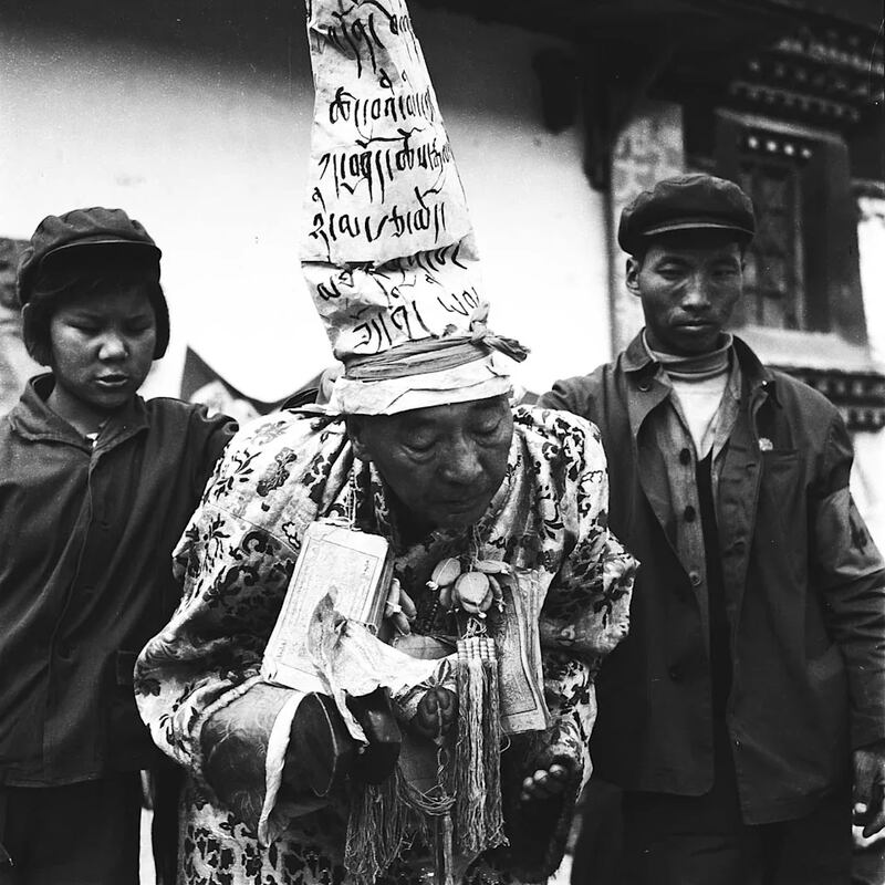 ལོ་ངོ་ ༦༠ ཡི་སྔོན་རིག་གནས་གསར་བརྗེའི་ལས་འགུལ་འདིས་བོད་ཀྱི་རིག་གཞུང་གི་ལྟེ་གནས་སུ་གྱུར་པའི་དགོན་པ་དང་བོད་མི་སྒེར་སོ་སོར་གཏོར་བཤིག་ཕོག་པ།