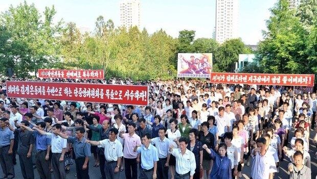 지난 2017년 6.25 미제반대투쟁의 날을 앞두고 평양 중앙계급교양관 교양마당에서 열린 노동계급과 직업동맹원들의 복수결의모임.