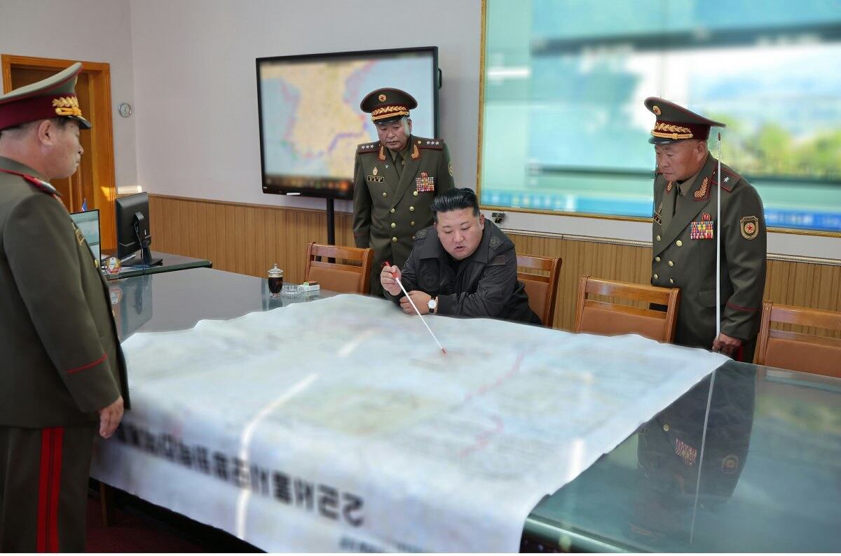 북한 노동당 기관지 노동신문은 김정은이 17일 조선인민군 제2군단 지휘부를 방문했다고 보도했다.
