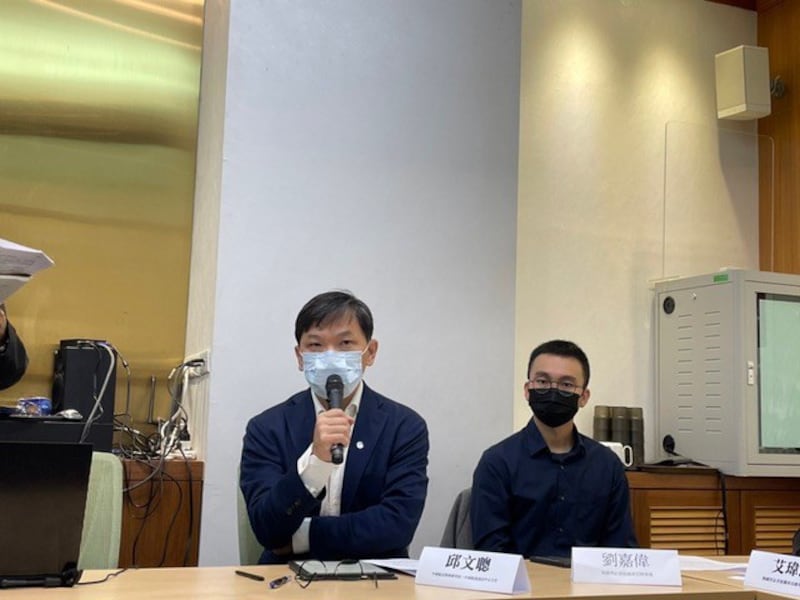 中央研究院法律所研究员邱文聪提出,香港苹果日报之所以被港府解散,其中理由被认定违反他们的“国安法”。