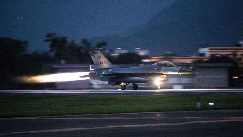 空军第五战术混合联队F-16战斗机于清晨5点30分紧急升空,实施防空拦截演练。(国防部提供)