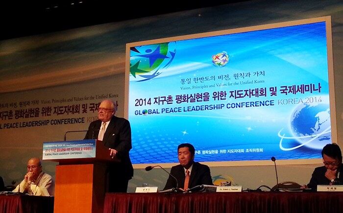 지난 9월 30일 서울 홍은동 그랜드 힐튼호텔에서 열린 ‘2014 지구촌평화실현을 위한 지도자대회’에서 에드윈 퓰러(Edwin Feulner) 헤리티지재단 이사장이 기조연설을 통해 한반도 통일의 비전을 밝히고 있다.