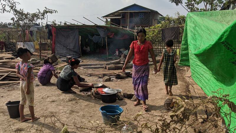 ရခိုင်ပြည်နယ် စစ်တွေမြို့ စက်ရုံစုရပ်ကွက် (၂)၊ မေတ္တာပါရမီကျောင်းတိုက်တွင် လာရောက်ခိုလှုံနေသည့် စစ်ဘေးဒုက္ခသည်များအား ၂၀၂၀ ခုနှစ်၊ ဧပြီလ ၁၀ ရက်နေ့က တွေ့ရစဉ်။ (Photo: RFA)