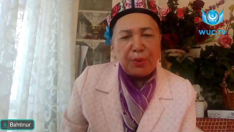 د ئۇ ق ئاياللار كومىتېتى ئۆتكۈزگەن «ئاياللار يېرىم دۇنيا - ئۇيغۇر ئاياللىرى ئۇنتۇلمىسۇن» تېمىسىدىكى تور يىغىنىدا قۇرۇلتاي ئاياللار كومىتېتى رەئىسى بەختىنۇر ئابدۇرېھىم سۆز قىلماقتا. 2025-يىلى 8-مارت.