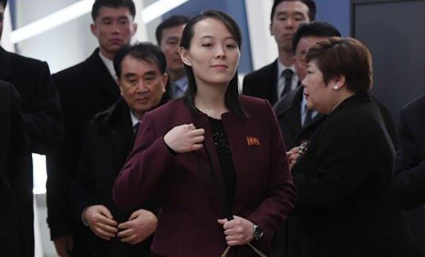 북한 김정은 국무위원장 특사 자격으로 방남한 김여정 중앙위원회 제1부부장이 10일 오후 강원도 강릉 스카이베이호텔에서 통일부가 주최한 만찬장에 들어서고 있다. 