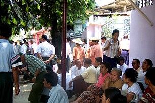 အမဵိြးသား ဒီမိုကရေစီအဖြဲႚခဵြပ်၊ ဌာနခဵြပ်တြင် မတ်လ ၂၉ ရက်က ပၝတီ မြတ်ပုံတင်ရေး၊ မတင်ရေး ခေၝင်းဆောင်မဵား ဆြေးေိံြးနေစဉ် ႟ုံးအူပင်တြင် ပၝတီဝင်မဵားက ဆုံးူဖတ်ခဵက်ကို စောင့်မ္တေွာ်နေူခင်း ူဖစ်ပၝသည်။ (Photo: RFA)