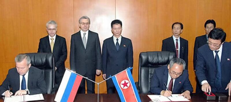 2012년 북한과 러시아 정부가 재외파견 노동자의 노동 활동을 보장하기 위한 제3차 실무그룹회의에서 의정서에 조인하고 있다. 사진-연합뉴스 제공