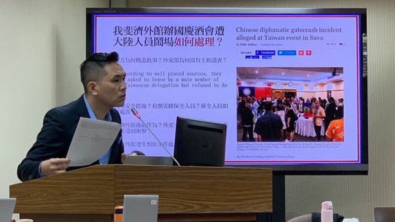 国民党籍立委陈以信19日质询台外交官员关于斐济事件。（记者夏小华摄）