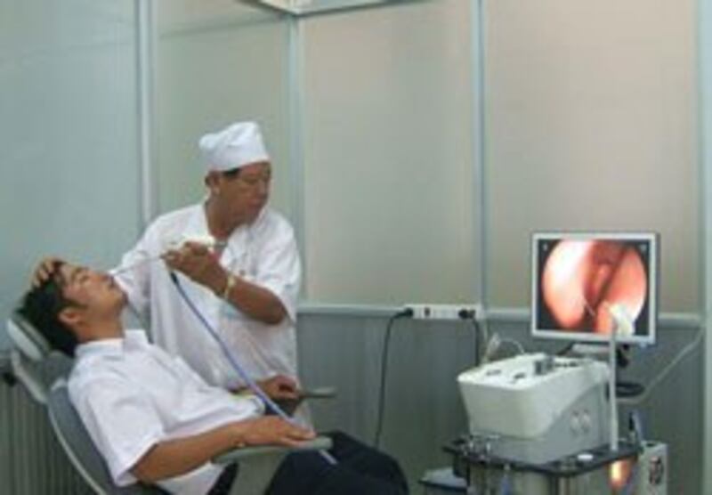 Bác sĩ đang khám tai cho bệnh nhân. Photo courtesy benhvientaydo.vn