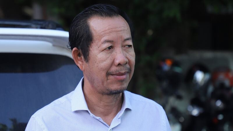 លោក រ៉ុង ឈុន ពេល​ទៅ​ចូលរួម​រំលឹក​ខួប​មរណភាព​របស់​បណ្ឌិត កែម ឡី នៅ​ស្ថានីយ​សាំង កាល់តិច (Caltex) បូកគោ រាជធានី​ភ្នំពេញ ថ្ងៃ​ទី៨ ខែកក្កដា ឆ្នាំ២០២០។ 