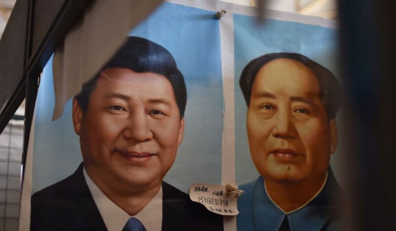 早在今年年初，以习近平为核心的中共当局修改教科书，将中共前主席毛泽东在世期间给中国人和中共屡次造成的大灾难称为“艰辛探索”，尤其是将中共先前正式定为“灾难”和“浩劫”的毛泽东亲自发动的“文化大革命”，也归为“艰辛探索”的一部分。。图为北京市场上的中国国家主席习近平像和毛泽东像。（AFP图片）