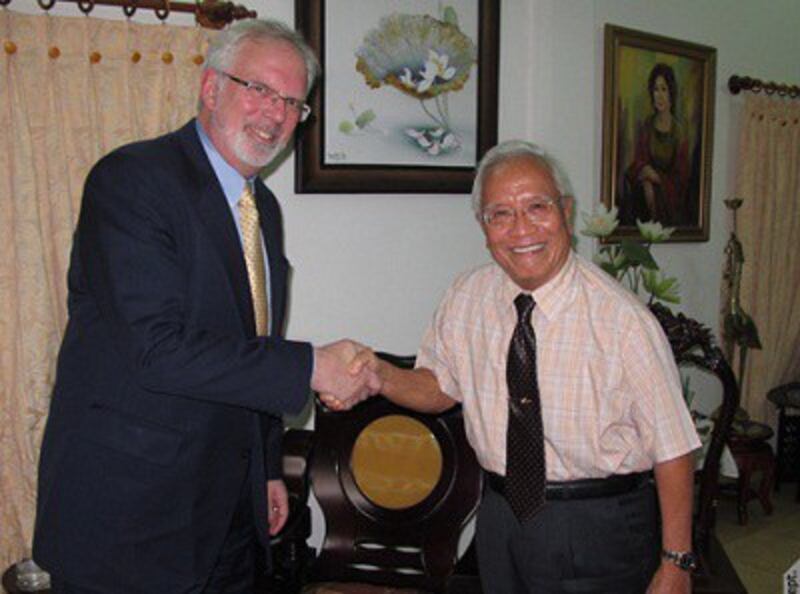 U.S. Ambassador to Vietnam David Shear shakes hands with Nguyen Dan Que after their meeting in Ho Chi Minh City, Aug. 17, 2012. Photo courtesy of the U.S. Embassy in Hanoi.