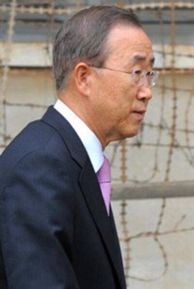 TTK Liên Hiệp Quốc Ban Ki-moon tham quan bảo tàng diệt chủng Tuol Sleng ở Phnom Penh vào ngày 28/10/2010. AFP PHOTO / TANG SOTHY CHHIN.