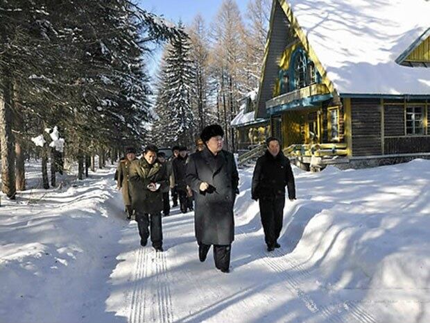 북한 김정은 위원장이 삼지연혁명전적지를 찾아 삼지연대기념비와 혁명전적지답사숙영소(숙소) 등을 돌아보고 있다.