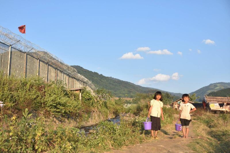 (တရုတ်-မြန်မာနယ်စပ်မှာ တရုတ်ဘက်ကကာထားတဲ့ ခြံစည်းရိုးတွေကို နိုဝင်ဘာလ ၂၅ ရက်နေ့က တွေ့ရစဉ်)