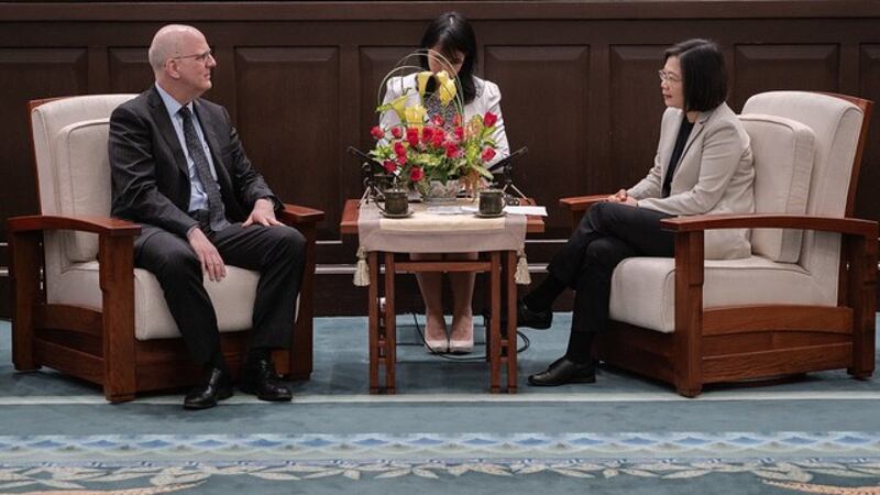 台湾的总统蔡英文今年四月接见美国国务院经济暨商业局贸易政策暨谈判事务副助卿米德伟 (资料照，总统府提供)