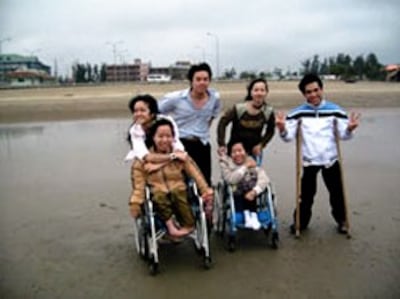 Các bạn khuyết tật trung tâm NLS giao lưu với các bạn trường Estih