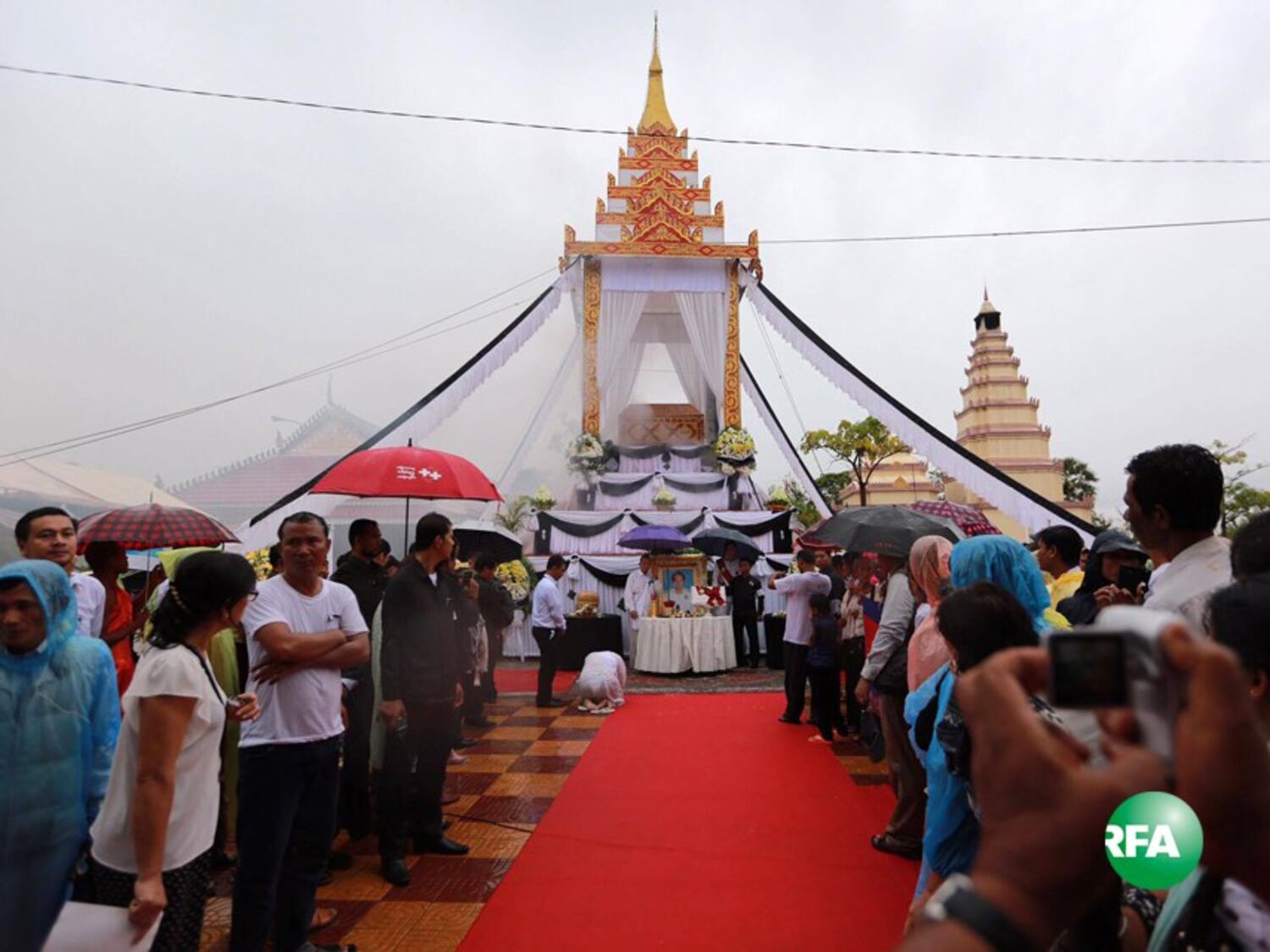 ពិធី​បូជា​សព​លោក ប៉ែន សុវណ្ណ នៅ​វត្ត​ឫស្សីសាញ់ ជិត​គុក​ព្រៃ​ស នៅ​ថ្ងៃ​ទី​៦ ខែ​វិច្ឆិកា ឆ្នាំ​២០១៦។ 