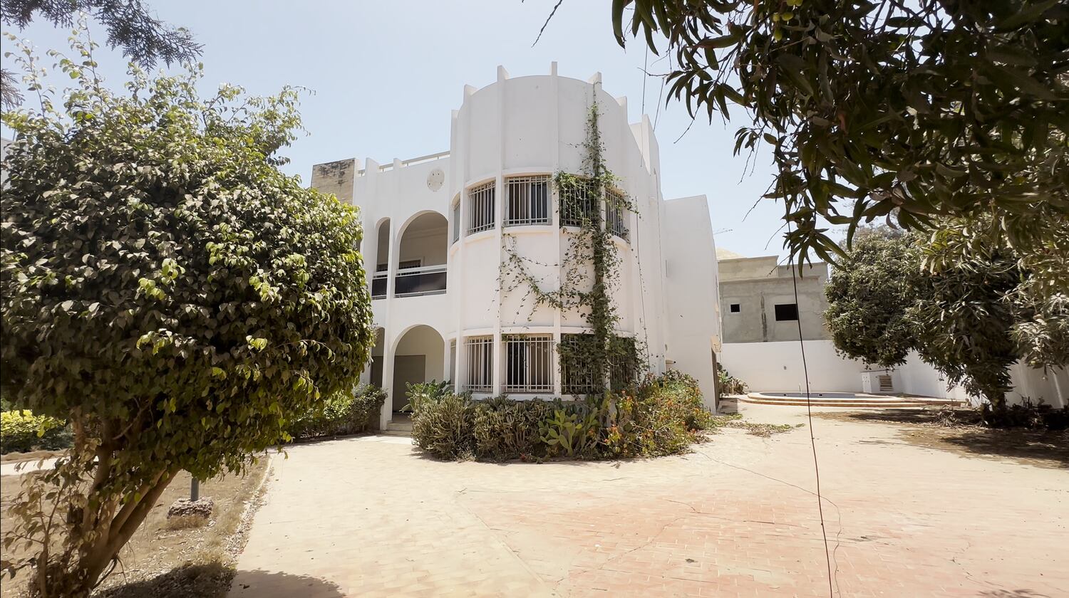 해독제까지 버려진 세네갈 북한대사관