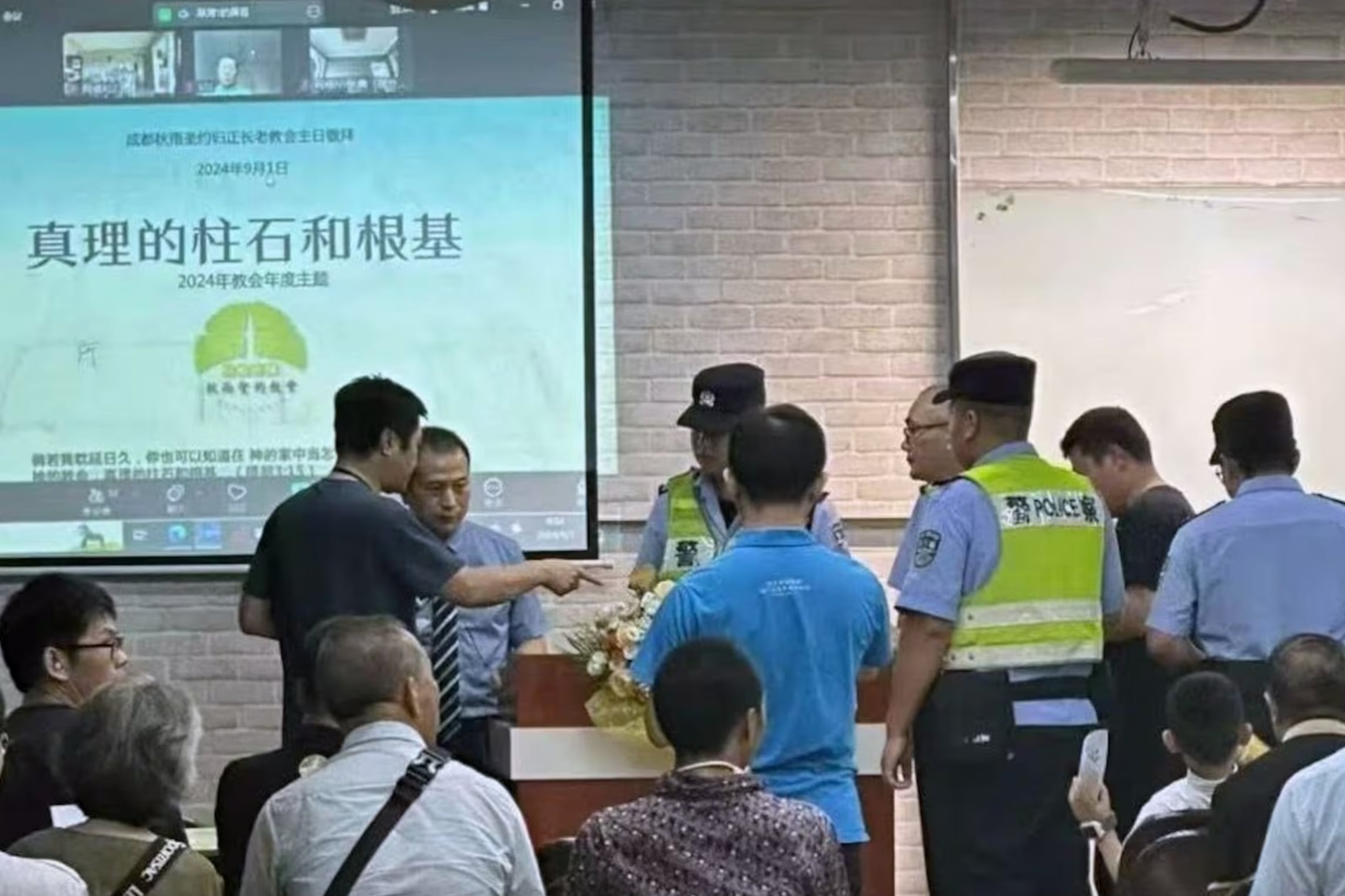 成都秋雨圣约教会信徒周日聚会,被警方上门阻挠。