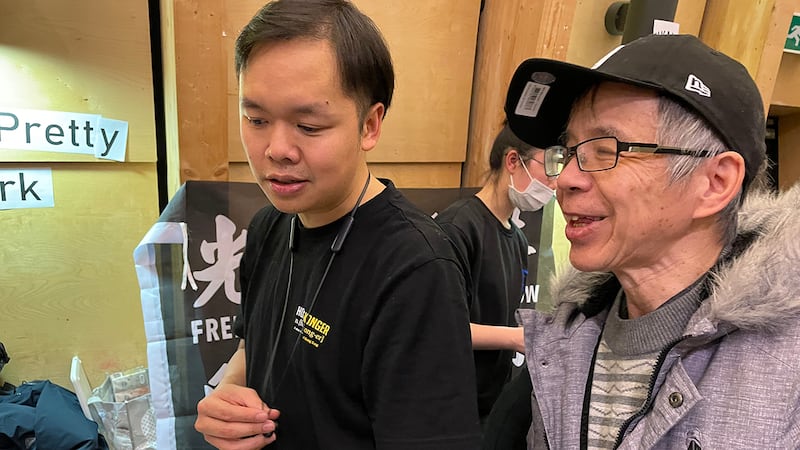 鄔小鶴在英生活面對不少困難,所幸的是,他得到在英港人組織及教會的協助,和他共同解決一個又一個難題。圖為「英倫好鄰舍教會」創辦人陳凱興。(呂熙 攝)