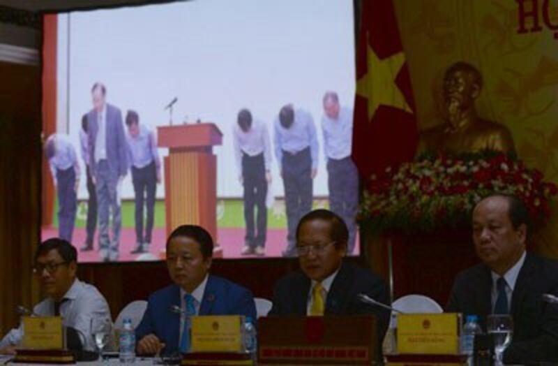 Ban giám đốc tập đoàn Formosa cúi đầu xin lỗi người dân Việt Nam tại cuộc họp báo công bố lý do cá chết hàng loạt ở miền trung Việt Nam ngày 30 tháng 6 năm 2016 tại Hà Nội.