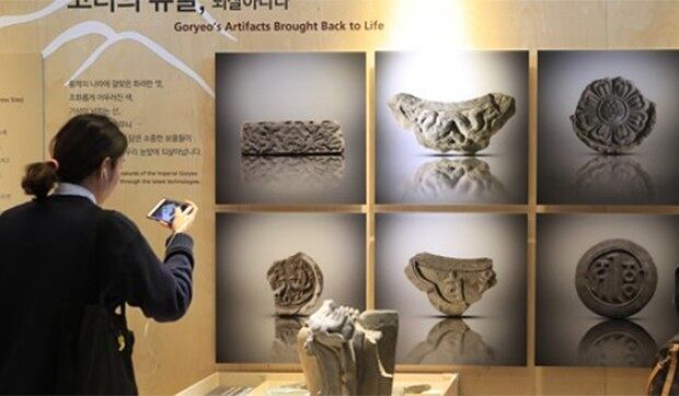 지난 4월 서울 서울역사박물관에서 남북이 공동으로 발굴한 북한 개성 만월대 유적을 보여주는 '고려건국 1100년, 고려 황궁 개성 만월대 남북공동발굴 서울특별전'이 열리고 있다.