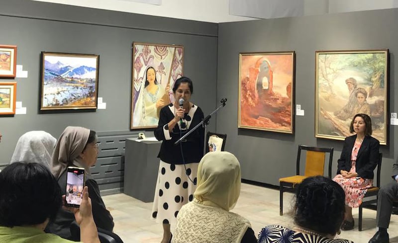 ئوتتۇرا ئاسىيادىكى ئۇيغۇر جامائىتى ئارىسىدا كەڭ تونۇلغان ۋەتەنپەرۋەر ئۇيغۇر پائالىيەتچى، ئۇيغۇر مەدەنىيىتىنىڭ غەمگۇزارى مەرھۇمە نەسىردىنوۋا ئىززەتبۈۋى ئامىردىن قىزى مەدەنىي مىراس كۆرگەزمىسىدە نۇتۇق سۆزلىمەكتە.