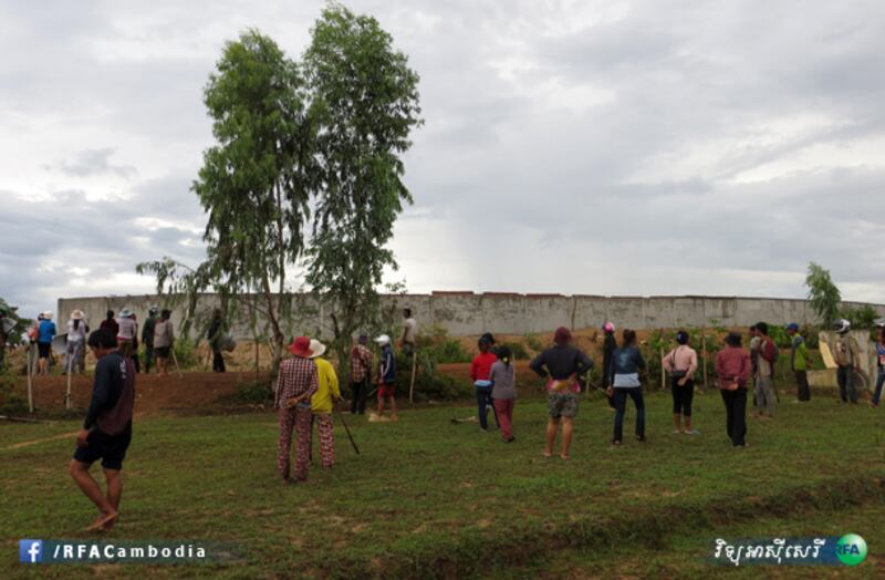 ស្ថានភាព​ប្រឈម​មុខ​ដាក់​គ្នា​រវាង​ប្រជាពលរដ្ឋ​ភូមិ​ឡពាង និង​ក្រុម​កម្មករ​ស៊ី​ឈ្នួល​ក្រុមហ៊ុន ខេ.ឌី.ស៊ី (KDC) ខេត្ត​កំពង់ឆ្នាំង នៅ​ថ្ងៃ​ទី​១៧ ខែ​កក្កដា ឆ្នាំ​២០១៤។