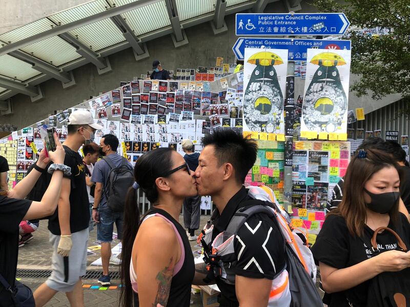 杜依蘭也感謝丈夫對她的啟發，雖然看到與他們同案的其他被告不能脫罪，曾經感到無力和難過，但她無悔選擇走這條抗爭路。（受訪者提供）
