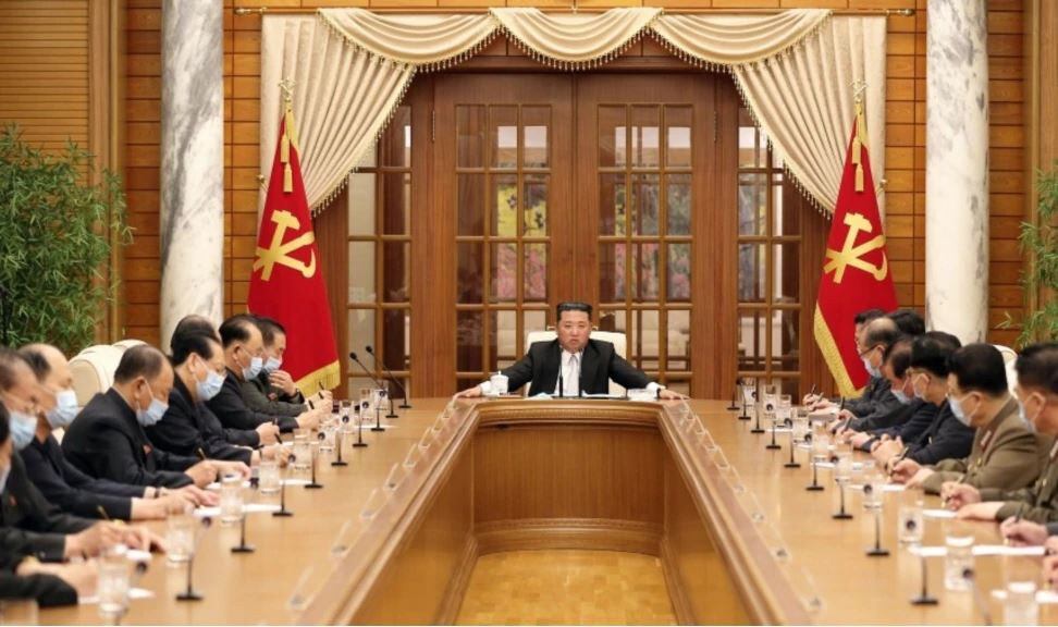 12일 북한 당 중앙위원회 제8기 제8차 정치국회의가 당중앙위원회 본부청사에서 소집됐다고 북한 관영매체인  조선중앙통신이 보도한 장면. 김정은 총비서가 회의를 주재하는 가운데, 참석자들이 마스크를 쓰고 있다.